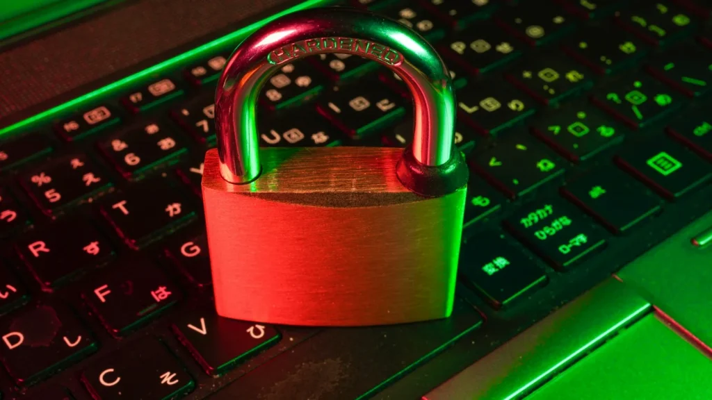 Cadenas posé sur un clavier, symbole de protection des données