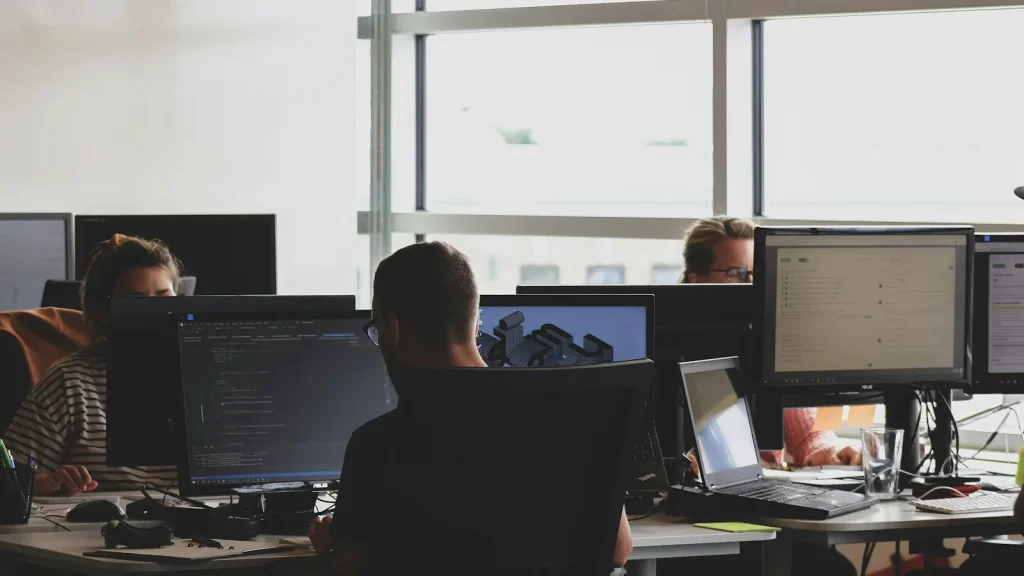 Équipe d'analystes en centre opérationnel de sécurité